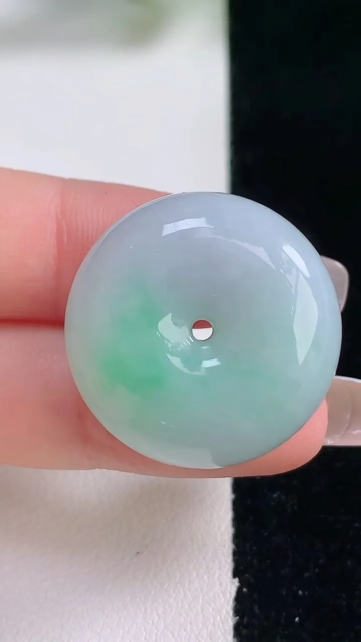 天然A货翡翠路路通吊坠，尺寸26-12.2，重量:18.51g
12月28日