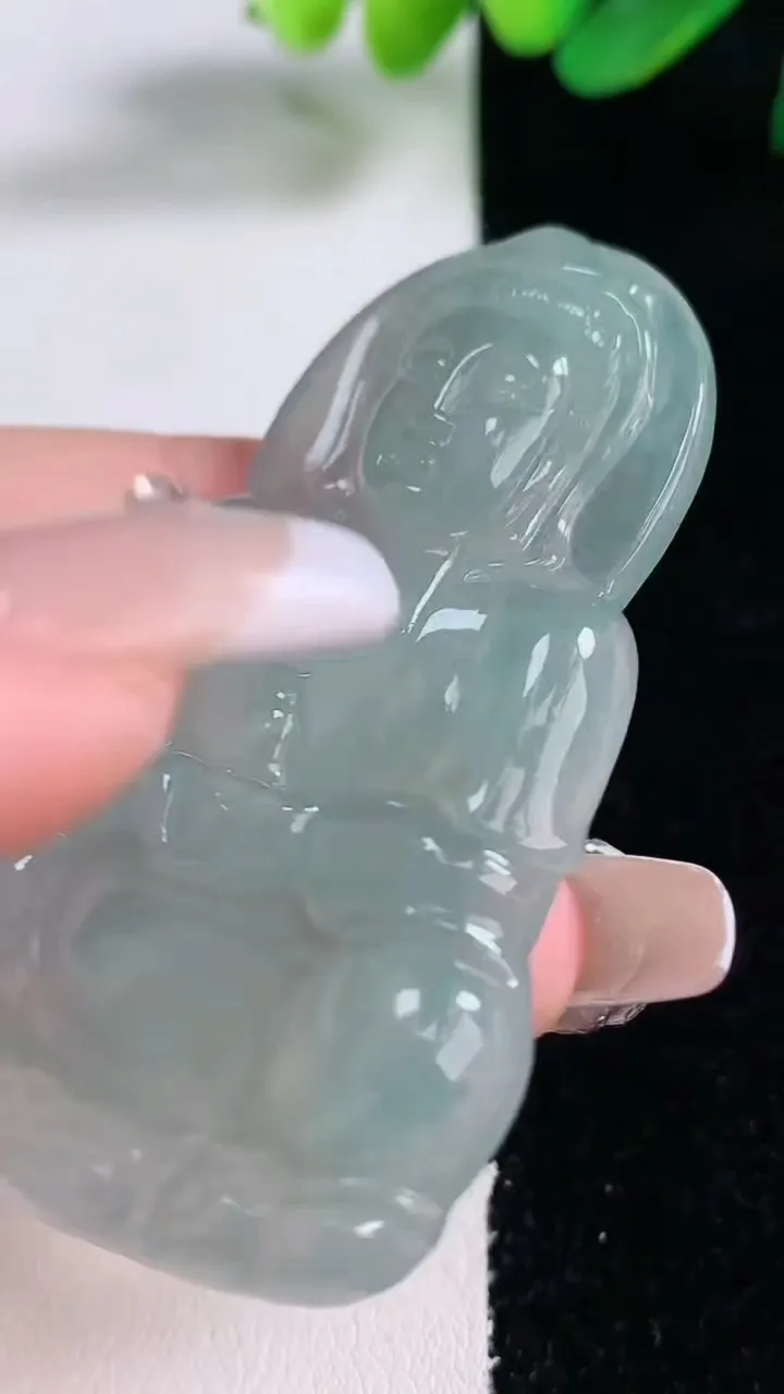 天然A货翡翠观音菩萨吊坠，尺寸59.2-39.3-6.2，重量:25.39g
12月28日