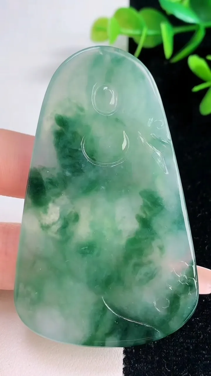 天然A货翡翠大势至菩萨吊坠，尺寸70.5-41.7-5.9，重量:36.56g
12月28日