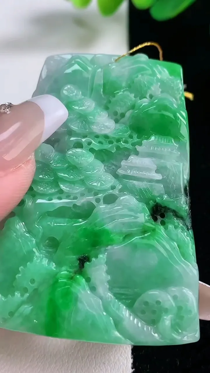 天然A货翡翠山水牌吊坠，尺寸57-39.4-5.7，重量:29.38g
12月28日