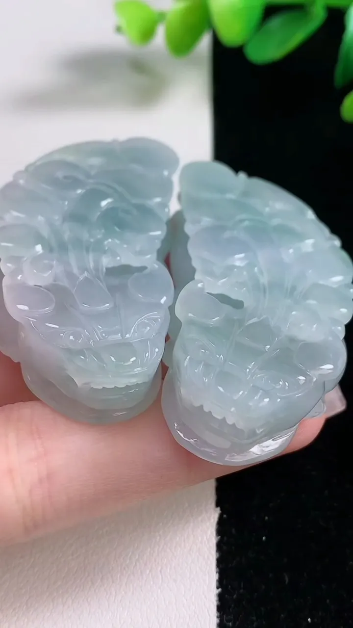 天然A货翡翠貔貅吊坠一对，尺寸50.6-25.4-11.6，重量:68.98g
12月28日