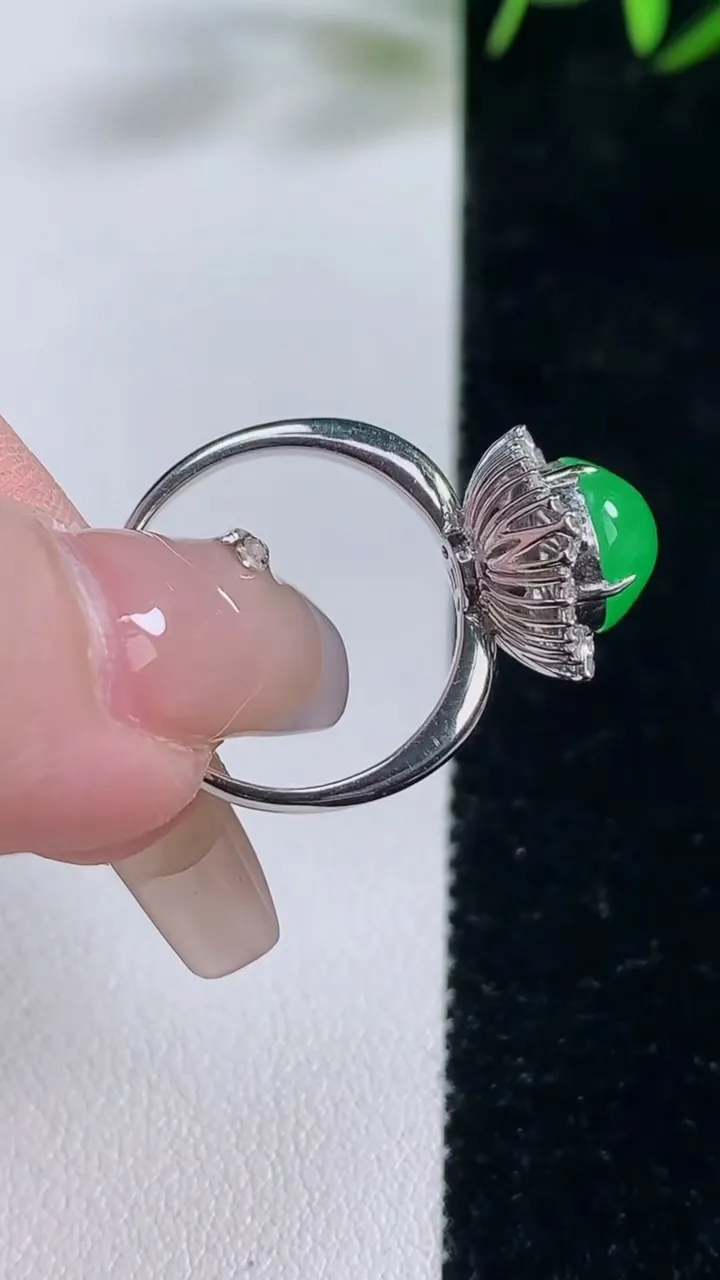 天然A货翡翠蛋面戒指，尺寸17.3-11.2-8.9-10.5，重量:3.33g2025年12月28日
工厂直销收藏佳品,种好水足，色泽均匀，有种有色，上手高大气！