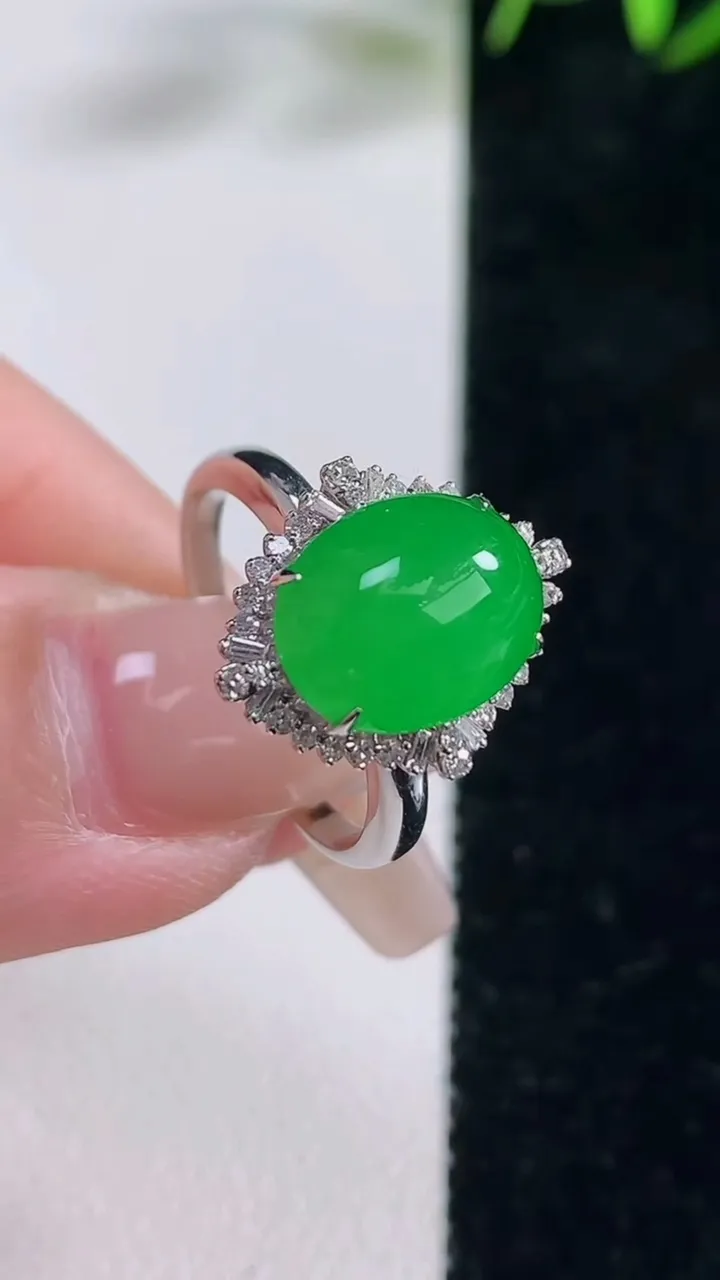 天然A货翡翠蛋面戒指，尺寸17.3-11.2-8.9-10.5，重量:3.33g2025年12月28日
工厂直销收藏佳品,种好水足，色泽均匀，有种有色，上手高大气！