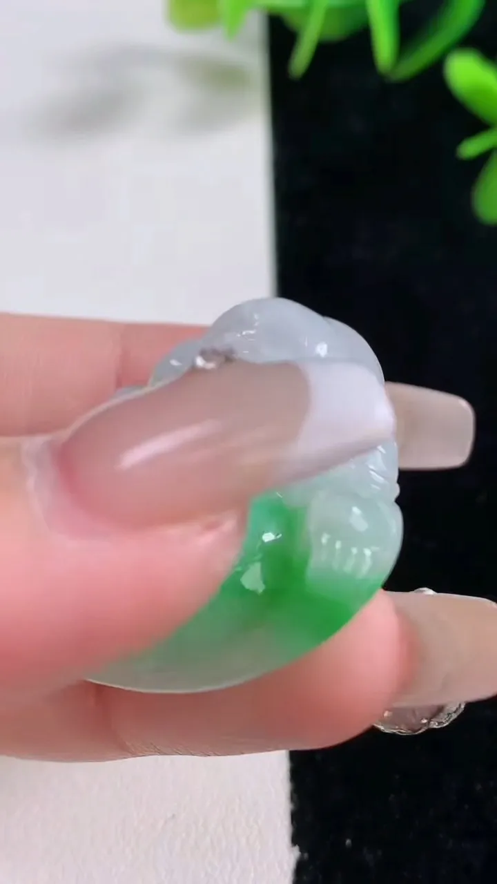 天然A货翡翠佛公吊坠，尺寸33.8-36.7-7，重量:13.79g
12月28日