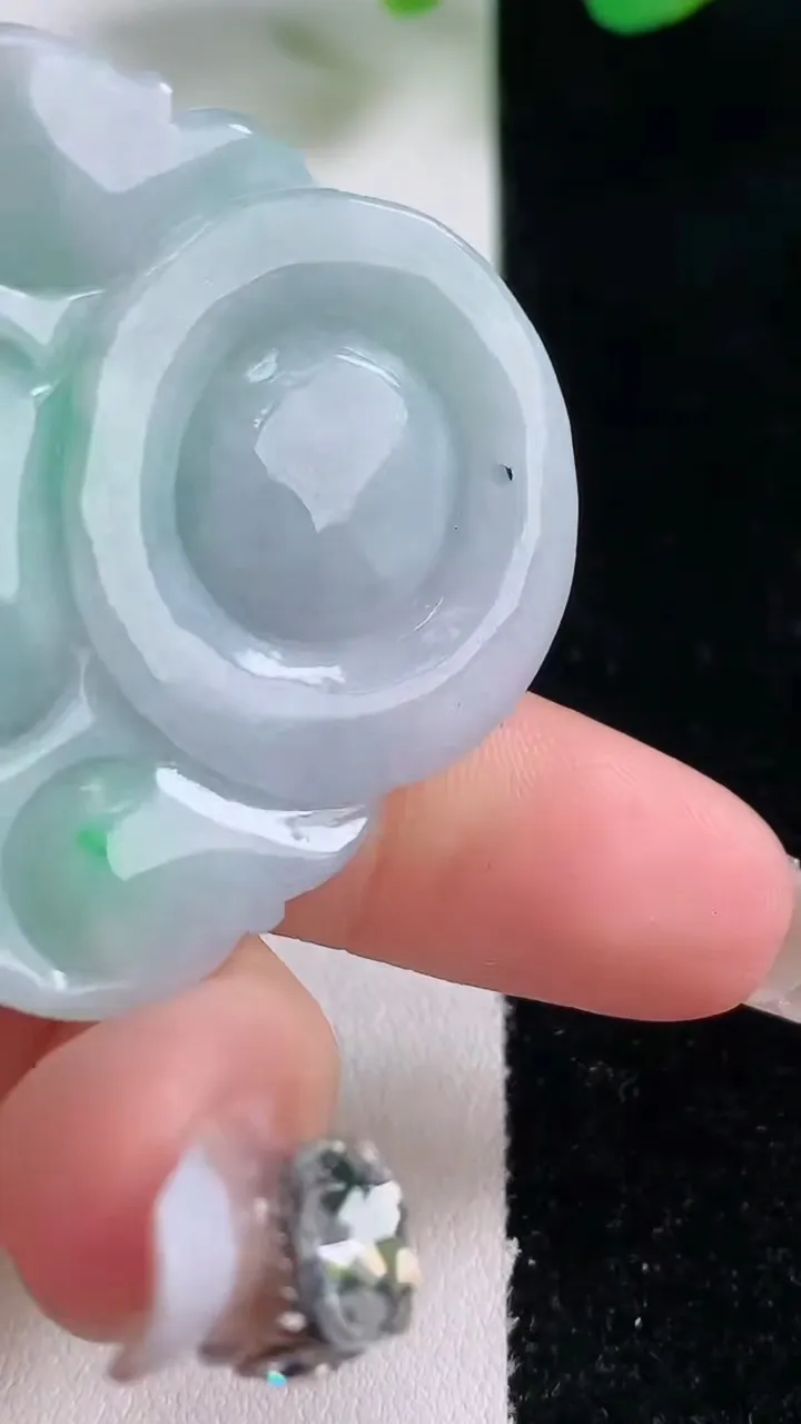 天然A货翡翠佛公吊坠，尺寸39.5-42-12，重量:31.69g
12月28日