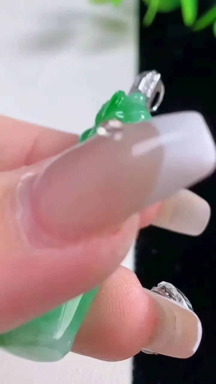 天然A货翡翠节节高升 竹节吊坠，尺寸42-16-7.8，重量:12.89g
12月28日