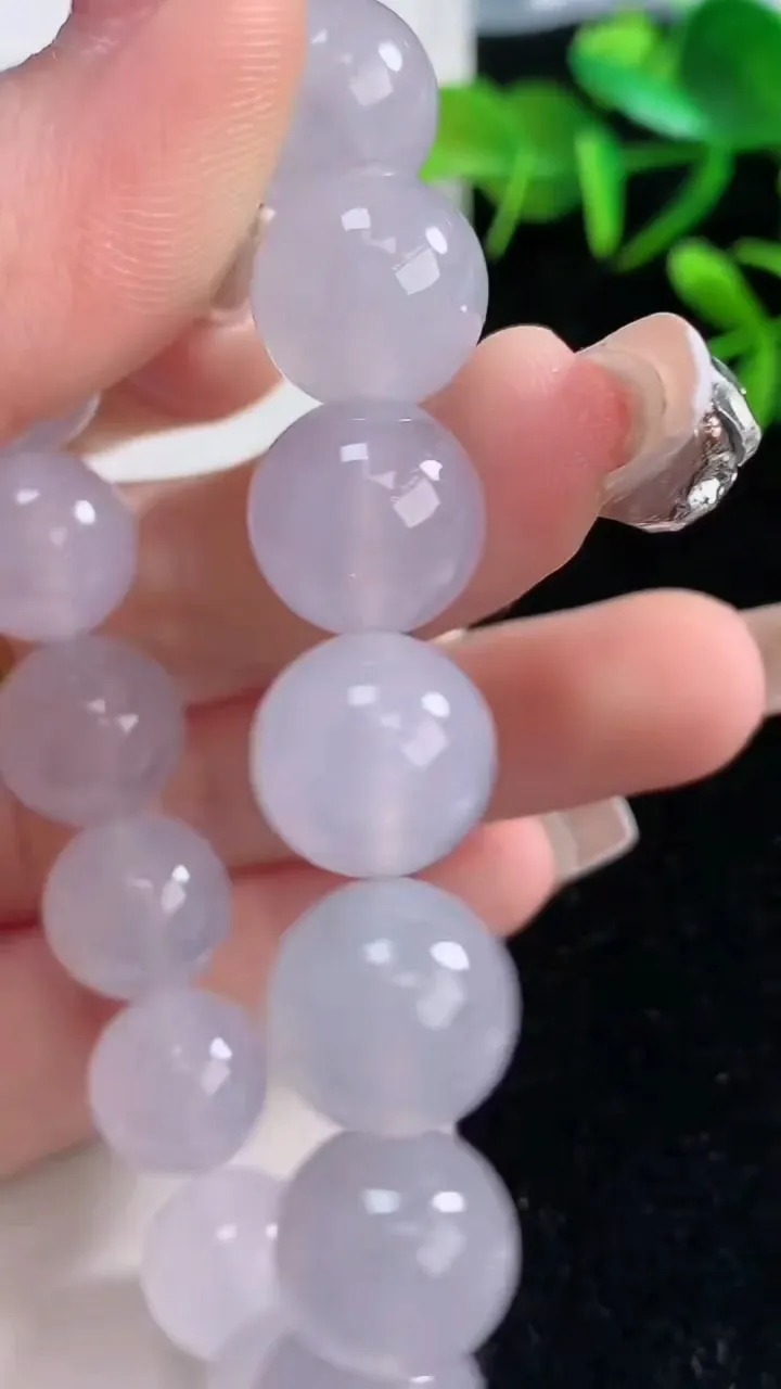 天然A货翡翠种紫罗兰圆珠手串，尺寸12.4-16颗，重量:56.02g12月28日
工厂直销收藏佳品,种好水足，色泽均匀，有种有色，上手高大气！