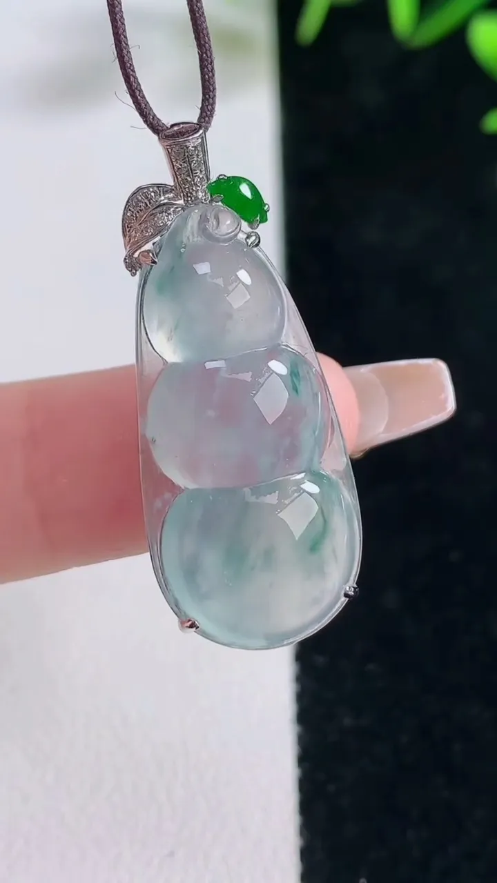 天然A货翡翠种飘花福豆吊坠，尺寸29-13.6-6.3，重量:4.07g
12月28日