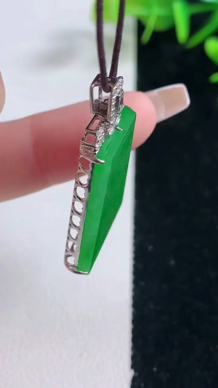 天然A货翡翠无事牌吊坠，尺寸33.7-25.7-18-4.5，重量:4.68g
12月28日