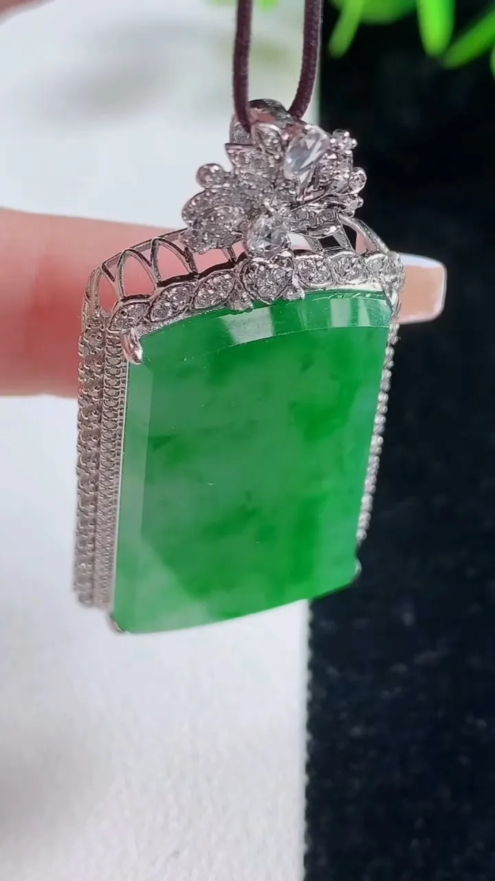 天然A货翡翠无事牌吊坠，尺寸48.3-23.7-8.4，裸石33.4-20.3重量:11.85g
12月28日