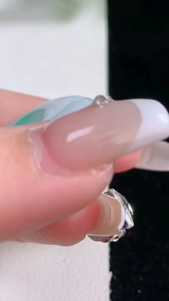 天然A货翡翠路路通吊坠，尺寸26-12.2，重量:18.51g
12月28日