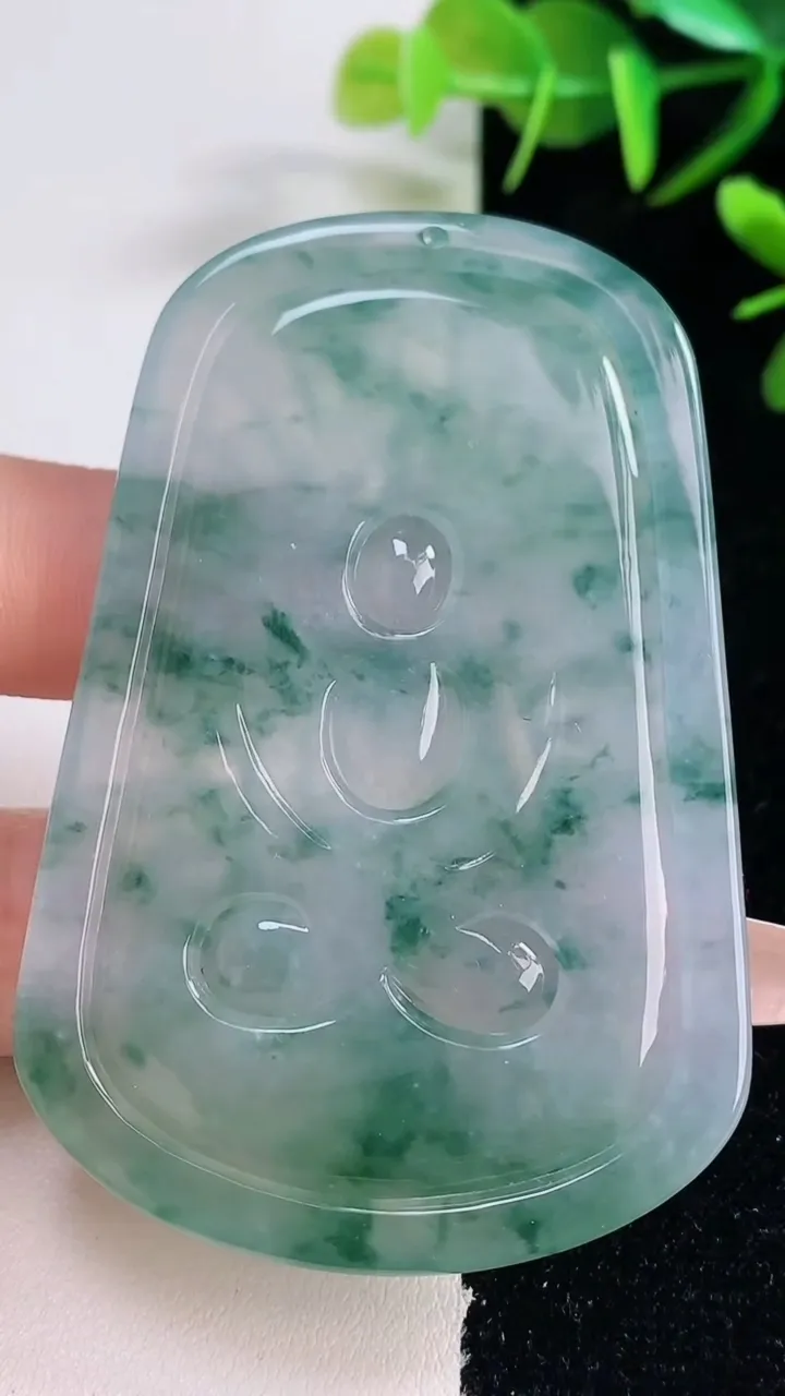 天然A货翡翠种飘花千手观音吊坠，尺寸66.8-44-5.7，重量:38.94g
12月28日