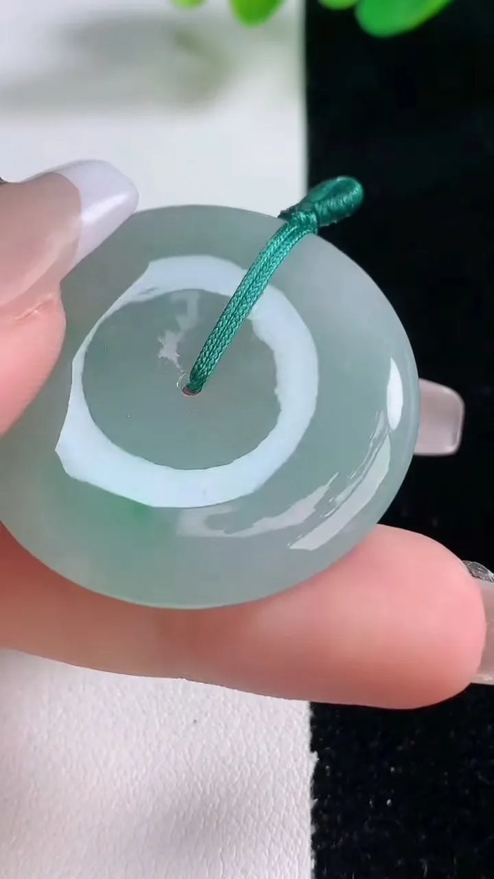 天然A货翡翠平安扣吊坠，尺寸35.7-5.5，重量:15.64g
12月28日