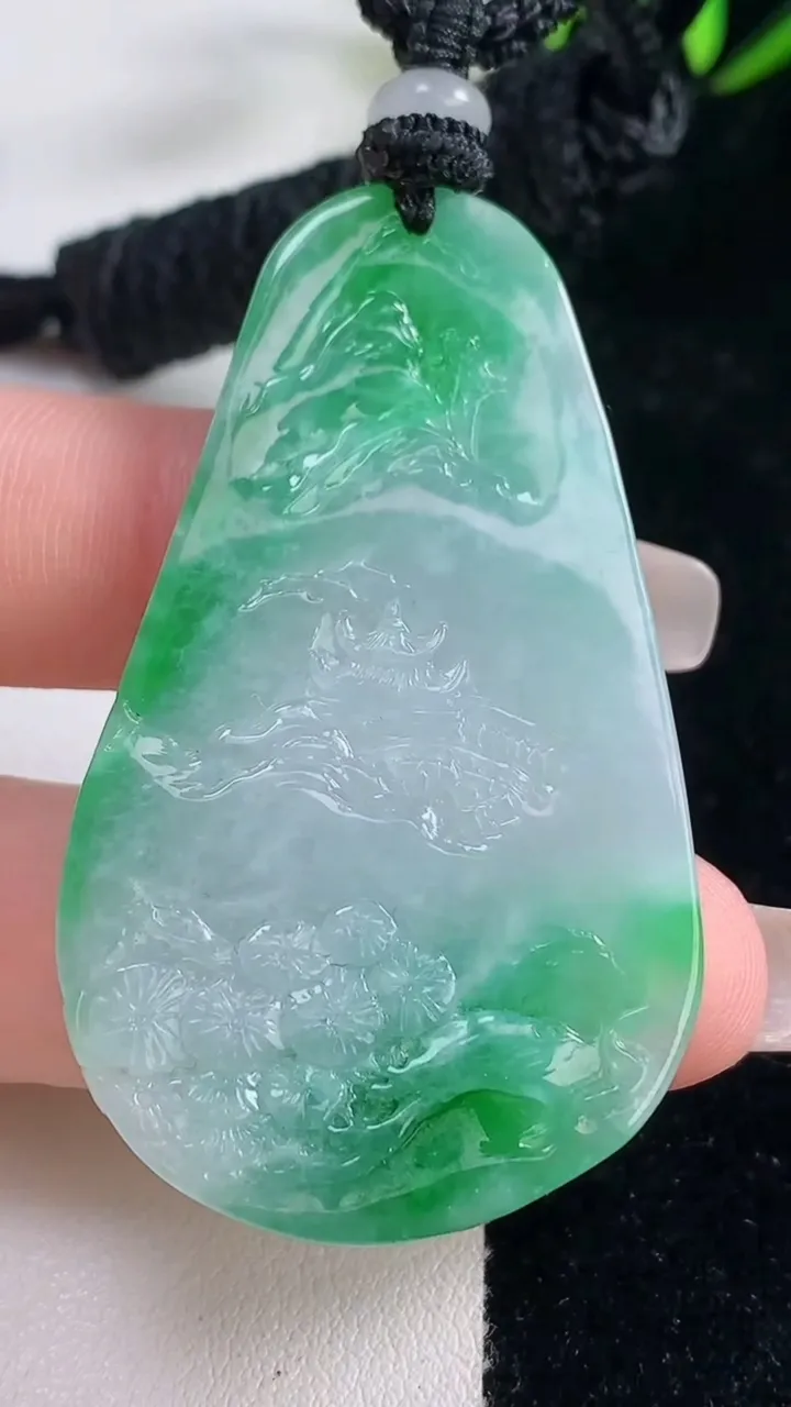 天然A货翡翠山水牌吊坠，尺寸53-31.3-5，重量:20.00g
12月28日