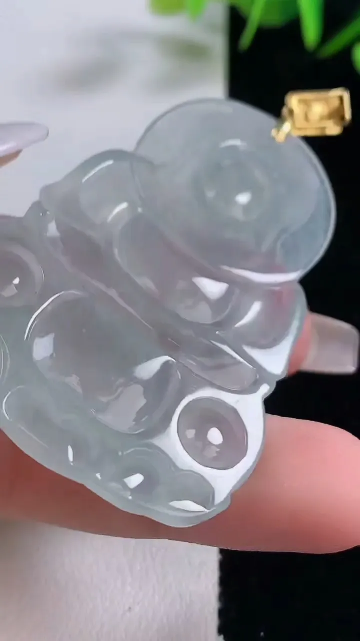 天然A货翡翠种白冰观音菩萨吊坠，尺寸58.2-37-5.2，重量:21.37g
12月28日