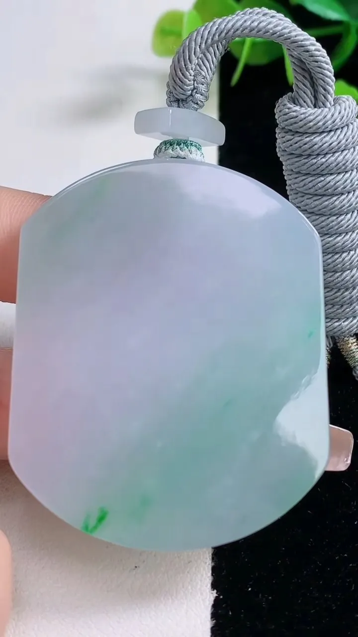 天然A货翡翠无事牌吊坠，尺寸53.4-43.3-6.7，重量:49.19g
12月28日