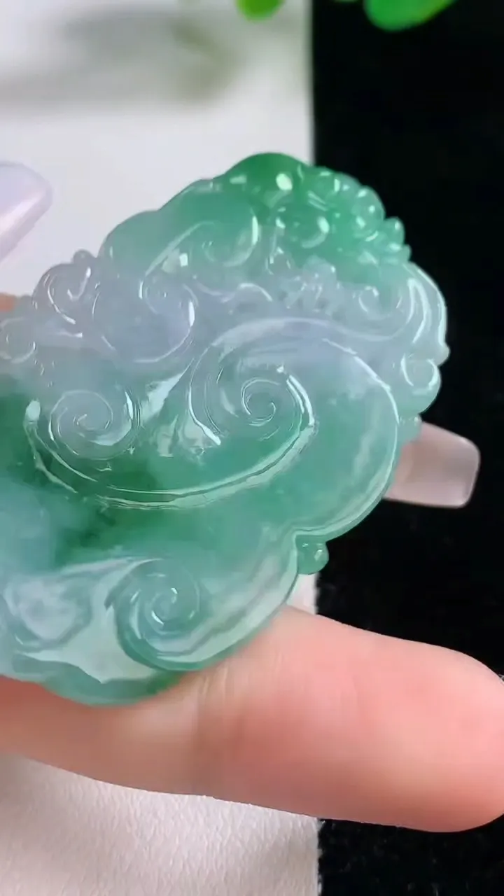 天然A货翡翠如意吊坠，尺寸51.8-31.2-5，重量:18.66g
12月28日