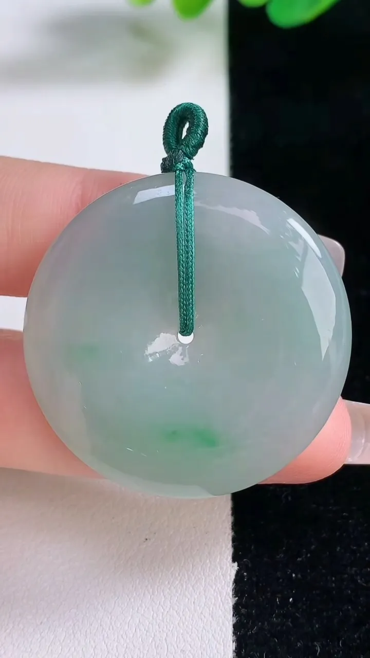 天然A货翡翠平安扣吊坠，尺寸35.7-5.5，重量:15.64g
12月28日