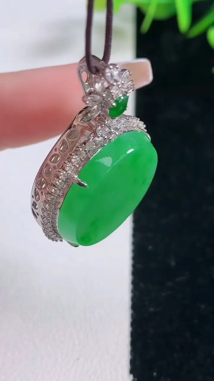 天然A货翡翠无事牌吊坠，尺寸34.7-24.3-10.6，裸石20.6重量:10.08g
12月28日