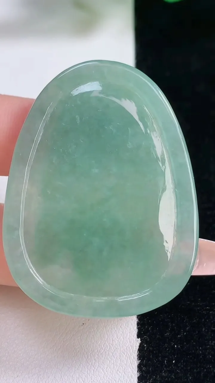 天然A货翡翠生肖马吊坠，尺寸47-35.6-4.8，重量:16.92g
12月28日