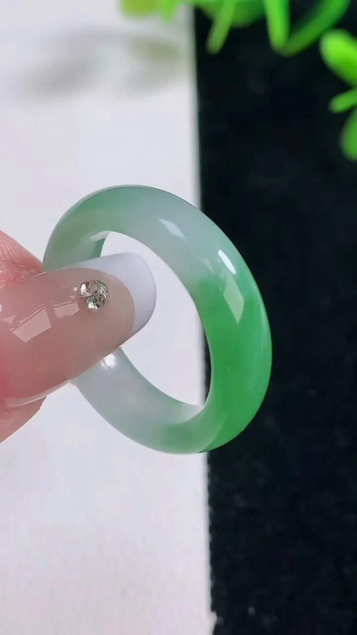 天然A货翡翠指环戒指，尺寸18-5.6-4.2，重量:4.25g2025年12月28日
工厂直销收藏