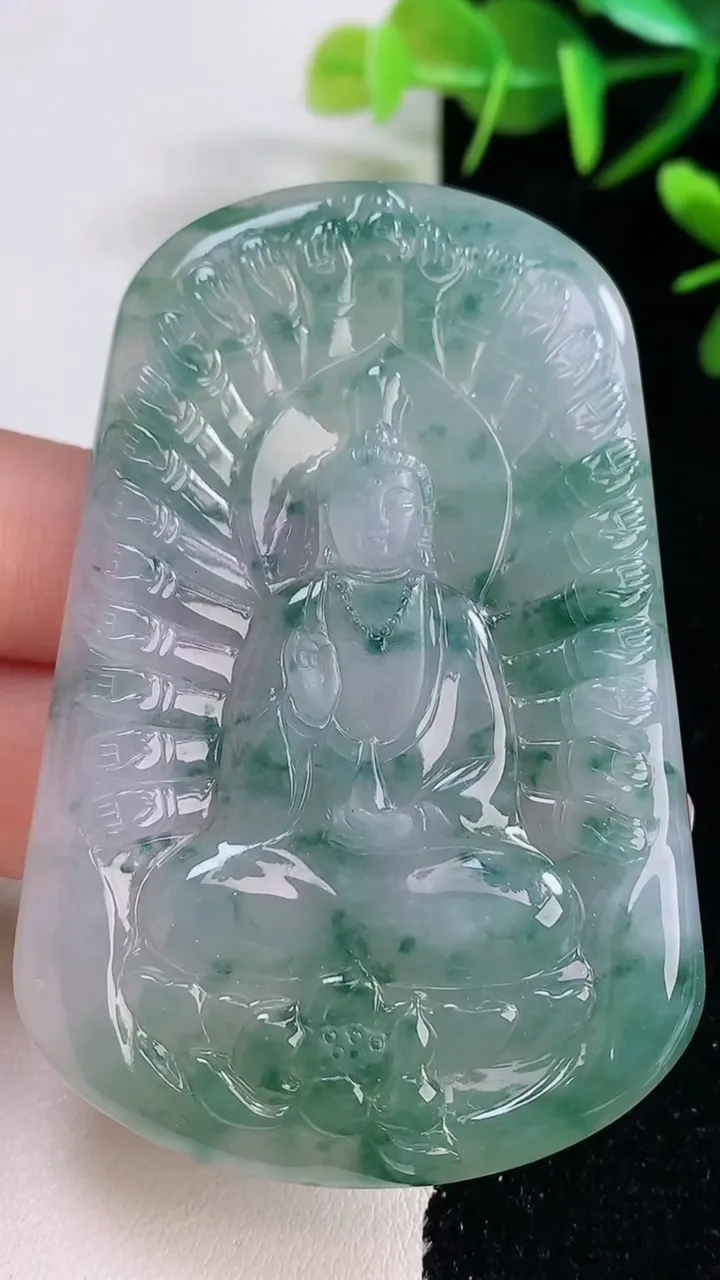 天然A货翡翠种飘花千手观音吊坠，尺寸66.8-44-5.7，重量:38.94g
12月28日