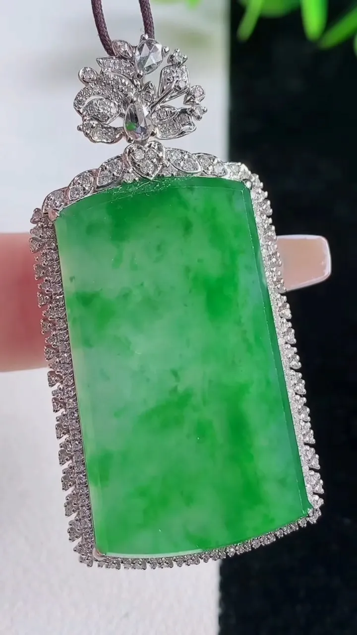 天然A货翡翠无事牌吊坠，尺寸48.3-23.7-8.4，裸石33.4-20.3重量:11.85g
1