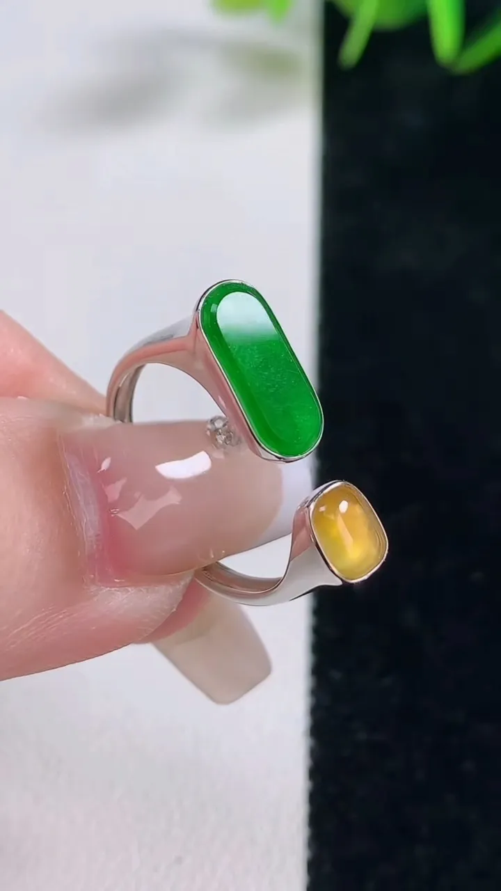 天然A货翡翠马鞍戒指，尺寸11.4-5.8，重量:1.83g2025年12月28日
工厂直销收藏佳品,种好水足，色泽均匀，有种有色，上手高大气！