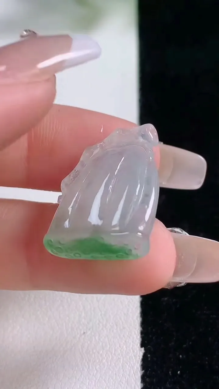 天然A货翡翠莲蓬吊坠，尺寸25-15.8-4.5，重量:3.58g
12月28日