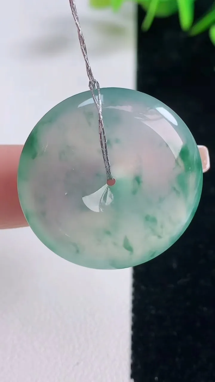 天然A货翡翠种飘花平安扣吊坠，尺寸28.2-6.2，重量:13.81g
12月28日