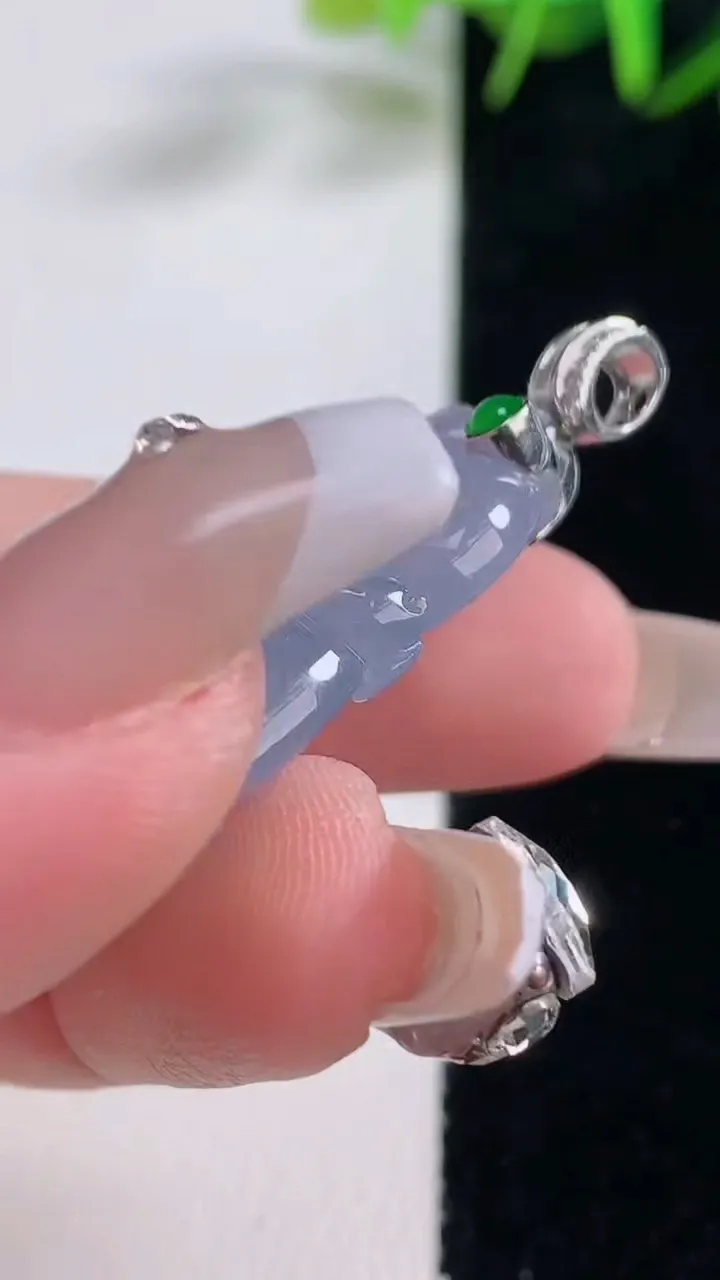 天然A货翡翠18K金紫罗兰葫芦吊坠，尺寸33.6-20.8-8，重量:11.11g
12月28日