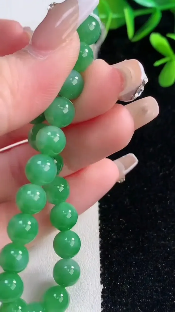 天然A货翡翠圆珠手串，尺寸7.5-25颗，重量:18.76g12月28日
工厂直销收藏佳品,种好水足，色泽均匀，有种有色，上手高大气！