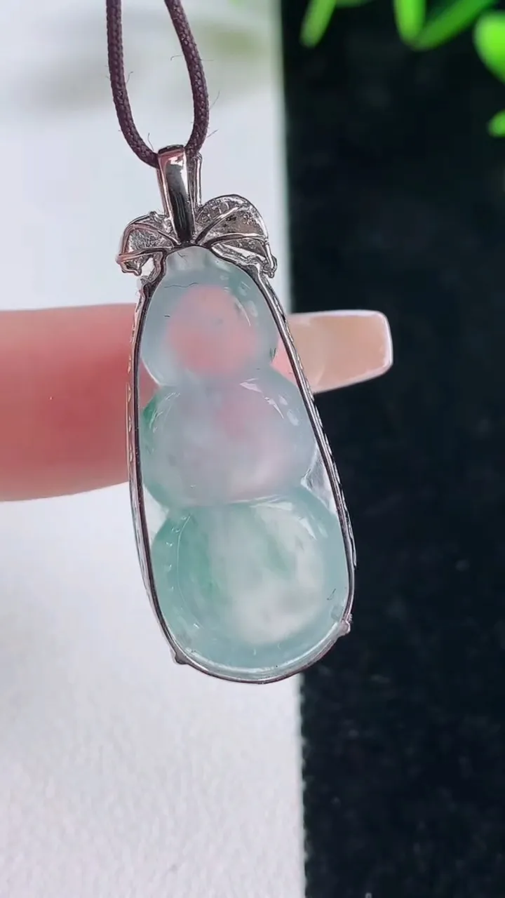 天然A货翡翠种飘花福豆吊坠，尺寸29-13.6-6.3，重量:4.07g
12月28日