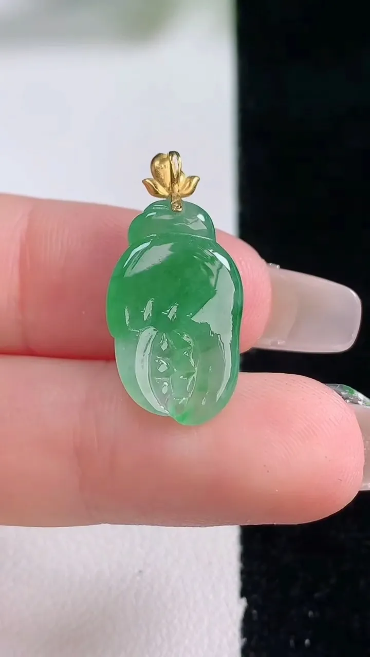 天然A货翡翠蟹钳吊坠，尺寸18.7-10.8-4，重量:1.80g
12月28日