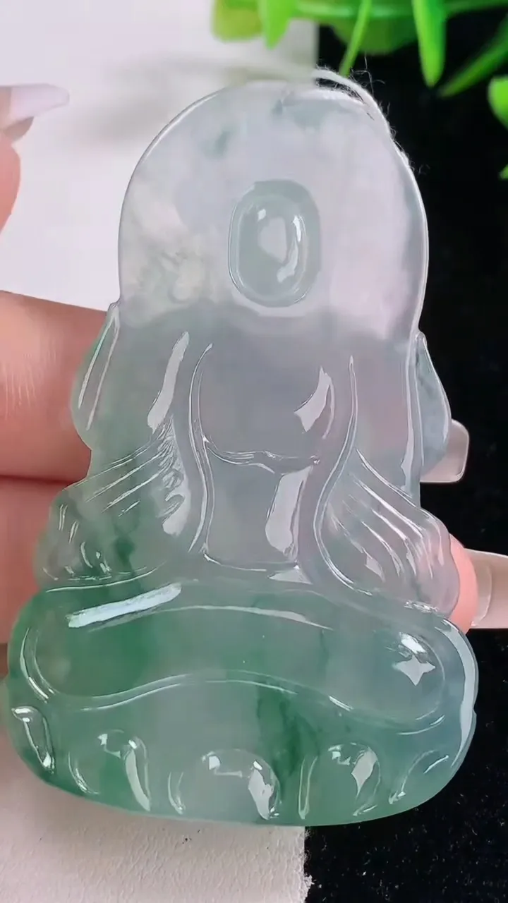 天然A货翡翠种飘花度母观音吊坠，尺寸65.7-40.3-5.3，重量:25.45g
12月28日