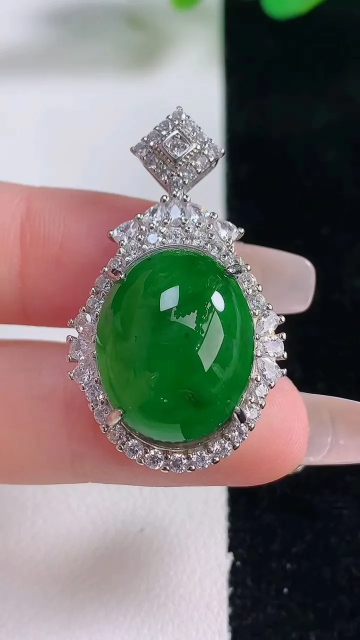 天然A货翡翠蛋面吊坠，尺寸37-22-12，裸石18.6-14.9重量:6.83g
12月28日