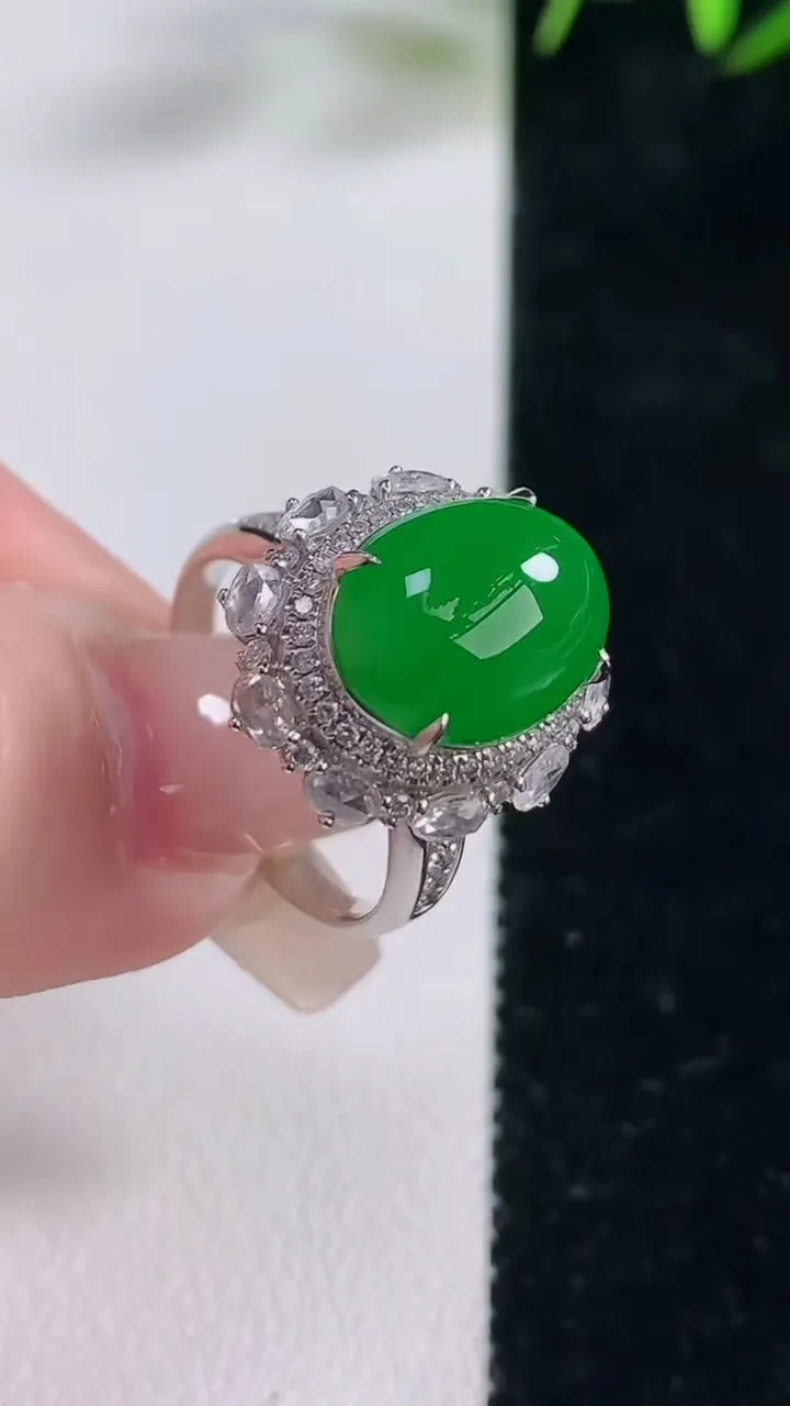 天然A货翡翠蛋面戒指，尺寸17.3-12-9.7-12.3，重量:5.89g2025年12月28日
工厂直销收藏佳品,种好水足，色泽均匀，有种有色，上手高大气！