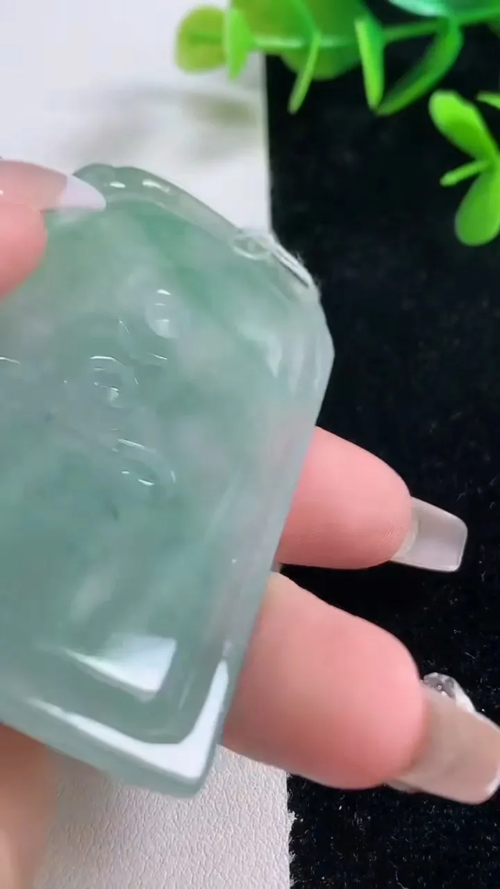 天然A货翡翠大势至菩萨吊坠，尺寸67.7-47.8-5.2，重量:33.72g
12月28日