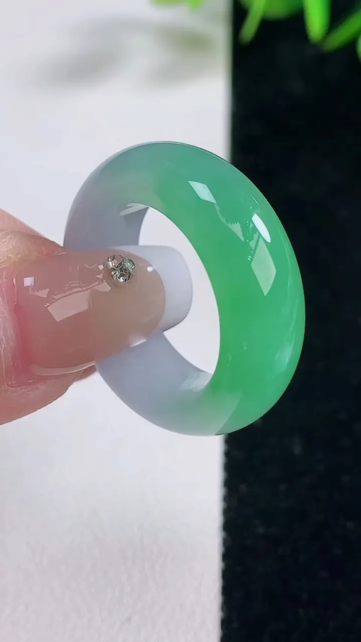 天然A货翡翠指环戒指，尺寸17.4-8-4.9，重量:8.16g2025年12月28日
工厂直销收藏