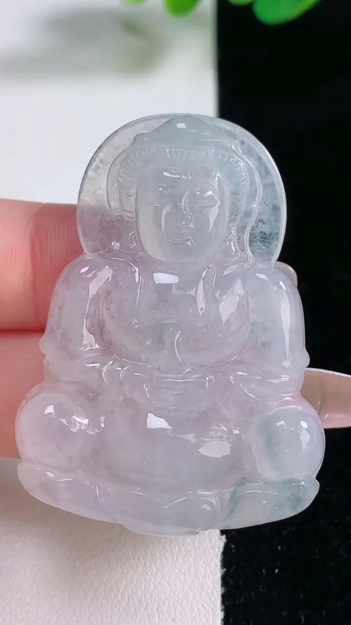 天然A货翡翠观音菩萨吊坠，尺寸47.4-34.7-5.6，重量:14.62g
12月28日