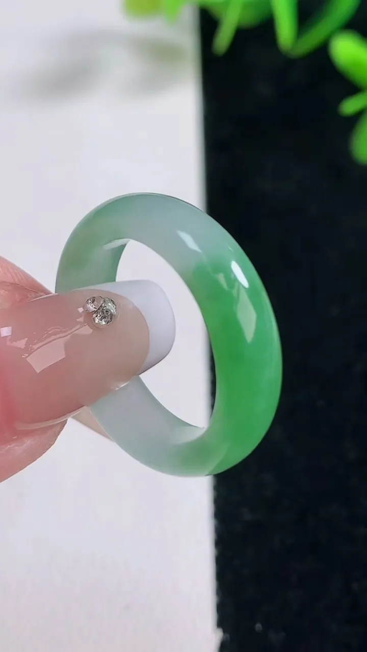 天然A货翡翠指环戒指，尺寸18-5.6-4.2，重量:4.25g2025年12月28日
工厂直销收藏佳品,种好水足，色泽均匀，有种有色，上手高大气！