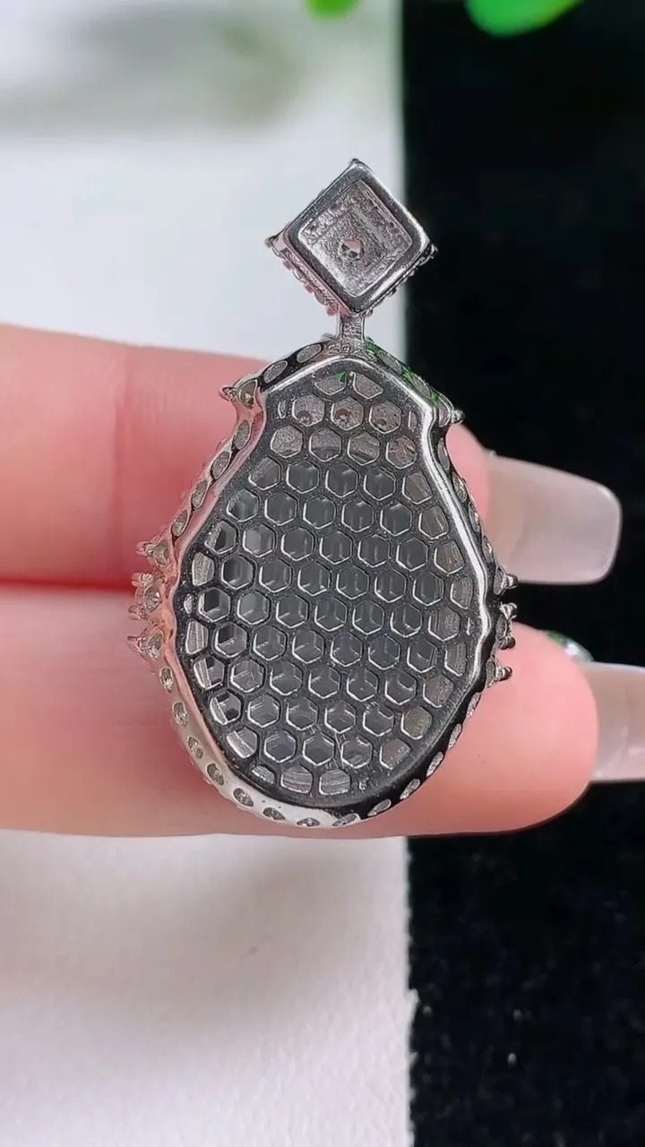 天然A货翡翠蛋面吊坠，尺寸37-22-12，裸石18.6-14.9重量:6.83g
12月28日