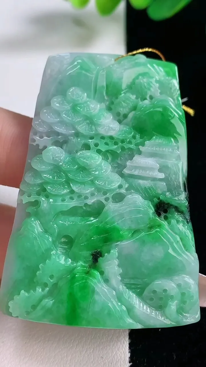 天然A货翡翠山水牌吊坠，尺寸57-39.4-5.7，重量:29.38g
12月28日