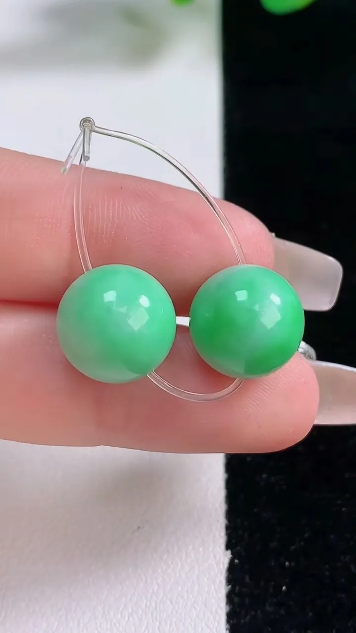 天然A货翡翠圆珠吊坠一对，尺寸11.8，重量:6.84g
12月28日