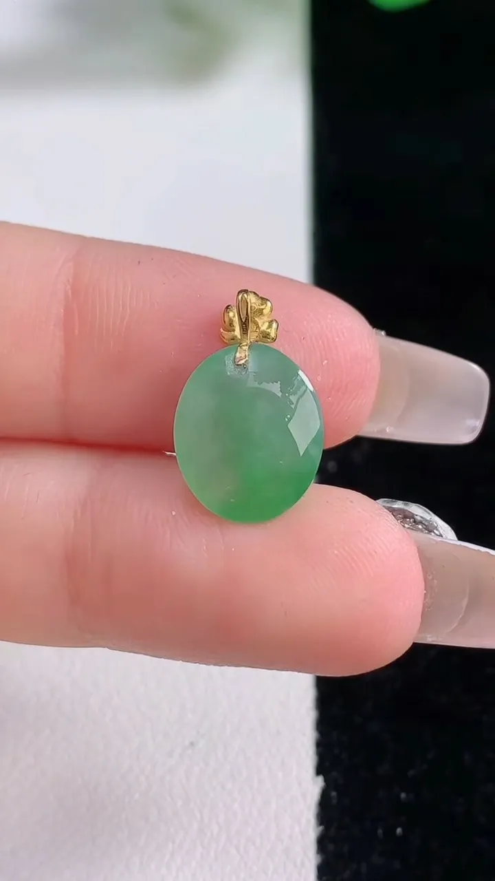 天然A货翡翠蛋面吊坠，尺寸12-10.3-5.2，重量:1.14g
12月28日
