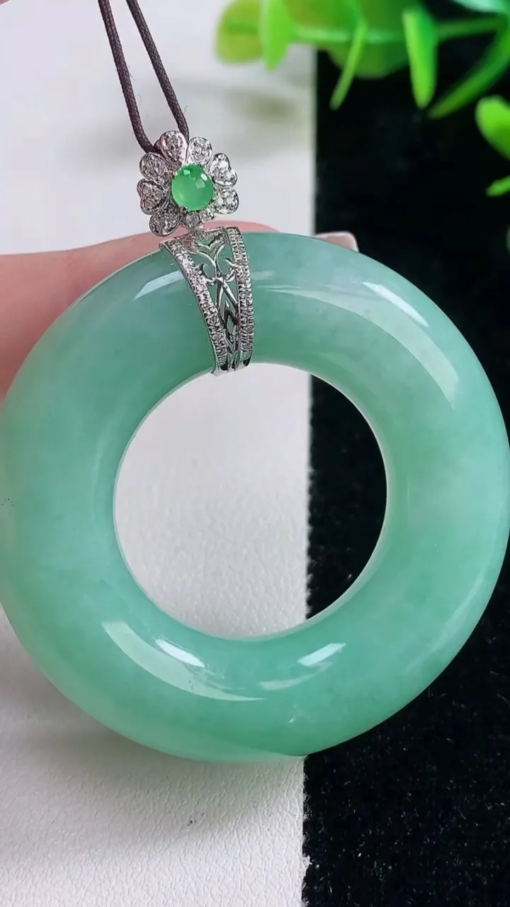 天然A货翡翠平安环吊坠，尺寸48.5-11.5，重量:44.67g
12月28日