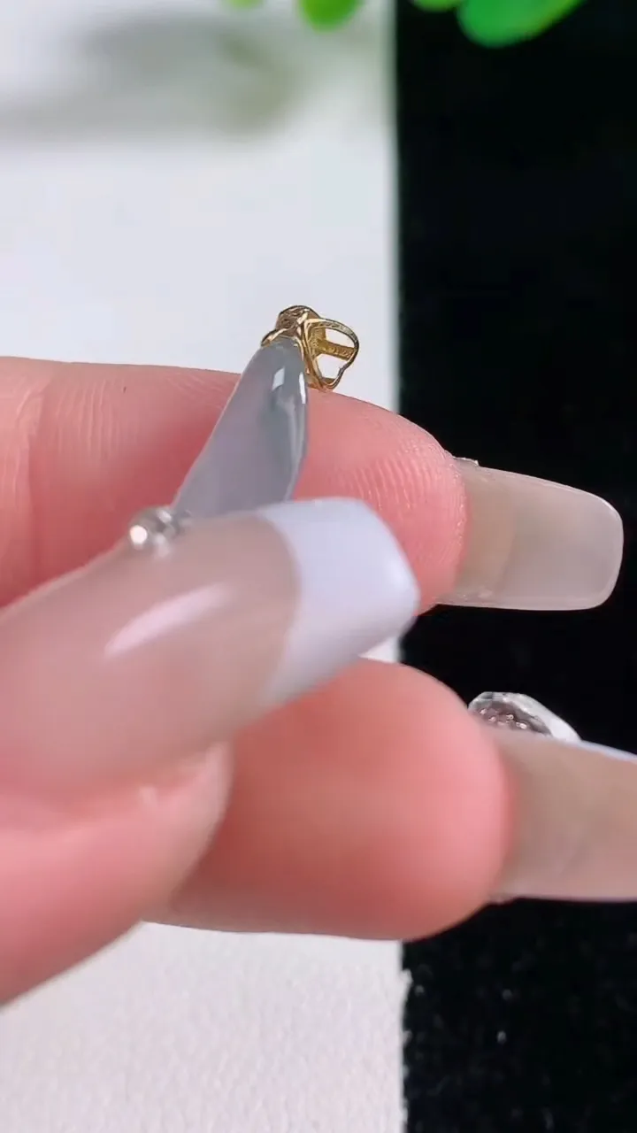 天然A货翡翠种飘花悟道吊坠，尺寸26.8-9.1-4.9，重量:2.13g
12月28日