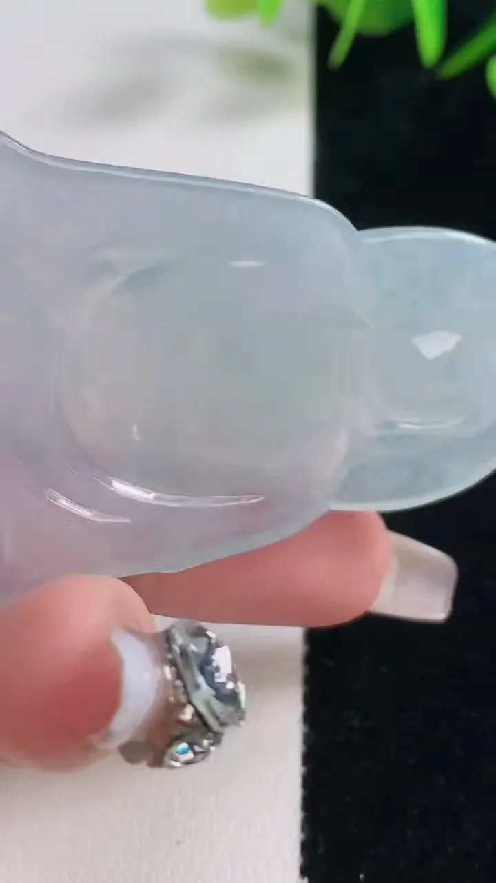 天然A货翡翠种白冰大日如来吊坠，尺寸64.5-39.7-5.6，重量:25.24g
12月28日