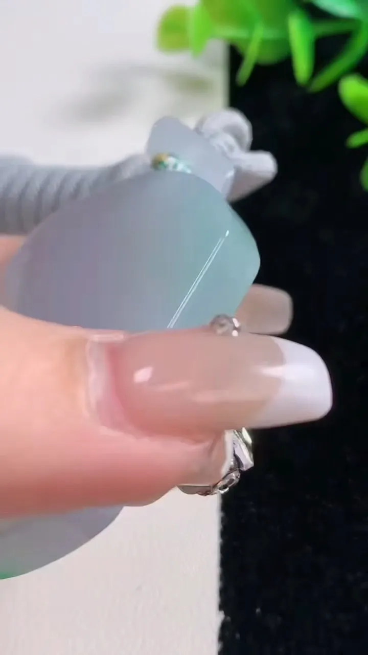 天然A货翡翠无事牌吊坠，尺寸53.4-43.3-6.7，重量:49.19g
12月28日