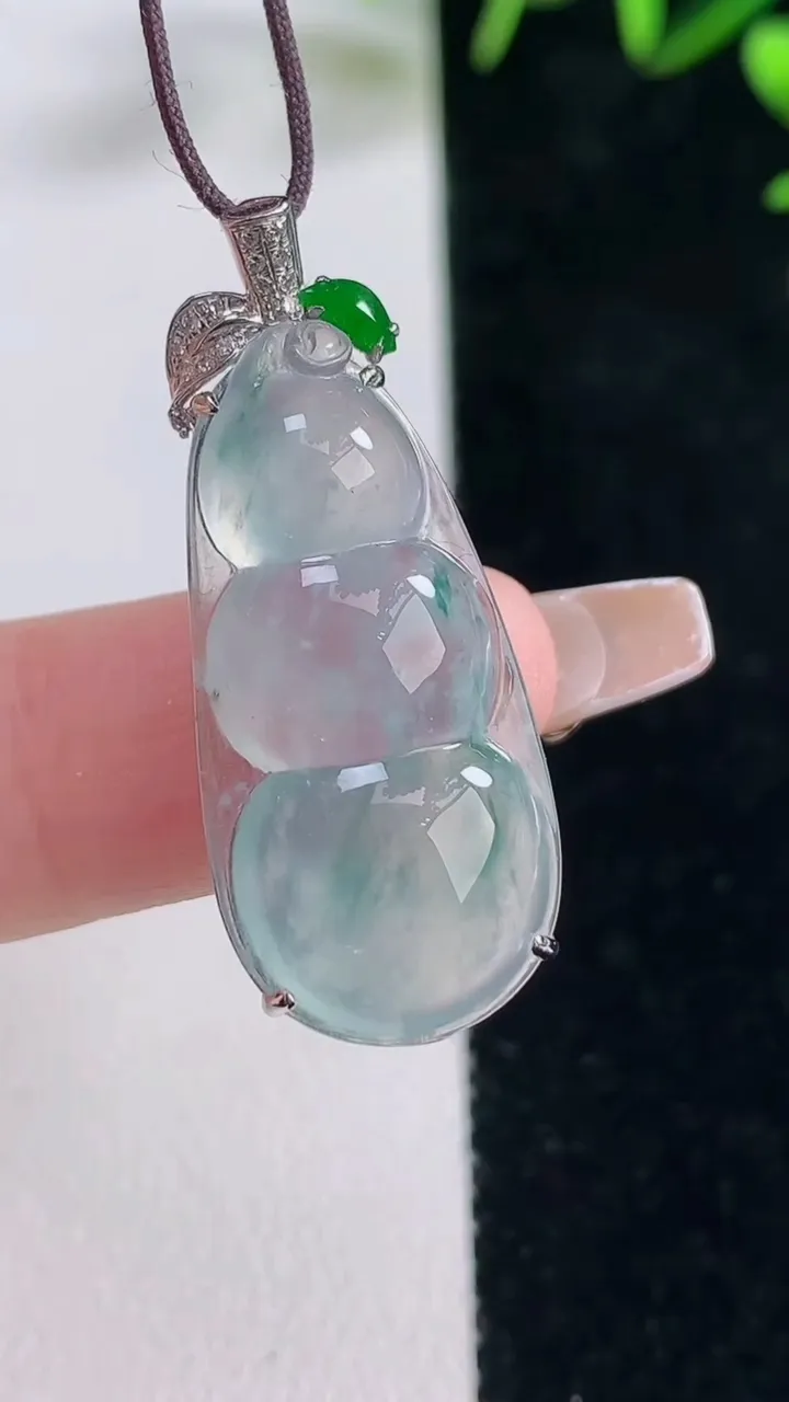 天然A货翡翠种飘花福豆吊坠，尺寸29-13.6-6.3，重量:4.07g
12月28日